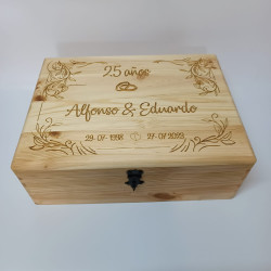Caja de madera de pino natural con grabado de enredadera