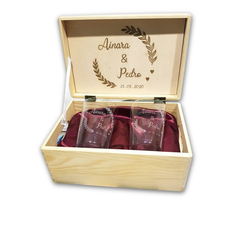 caja de madera personalizada con vasos de sidra grabados